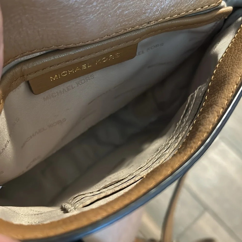 Michael Kors Mott Logo Dome Crossbody Purse Tan Leather Cream Logo Gold Tone‎